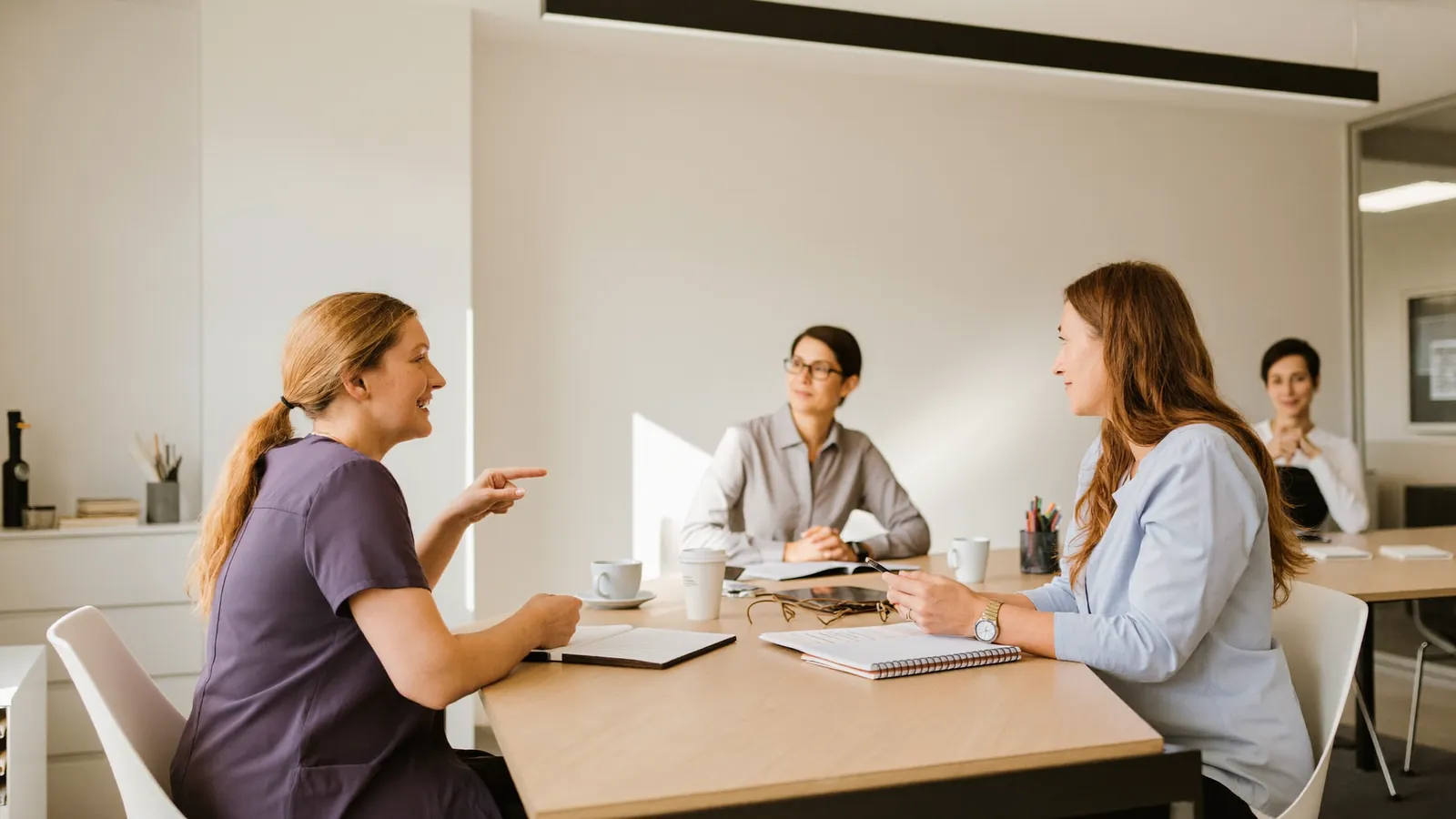 Teambesprechung in einem hellen Büro